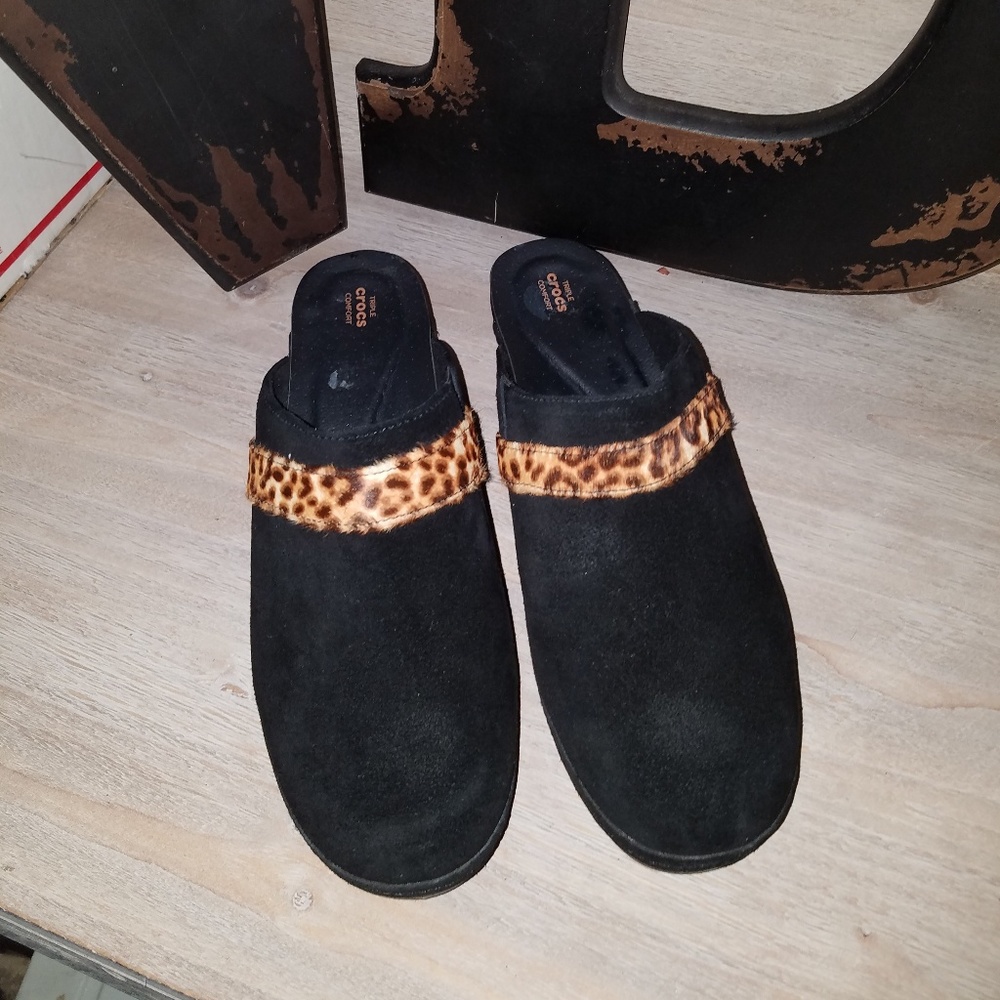 Crocs suede & leopard mules